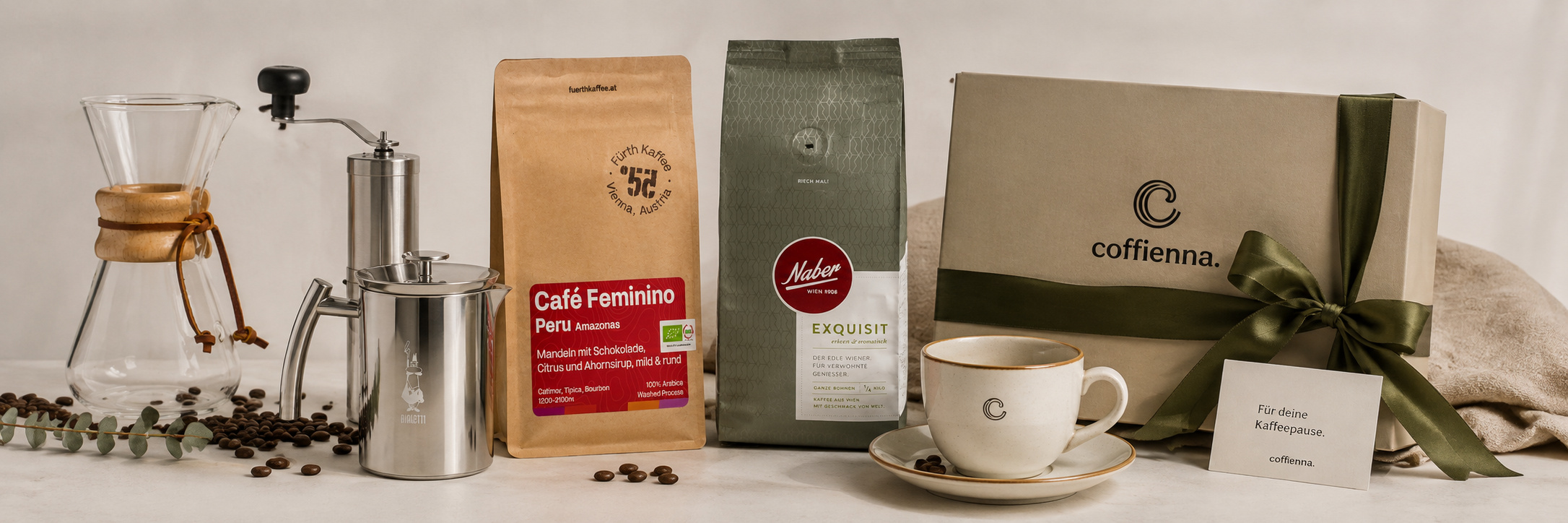 Kaffee-Geschenkideen mit Kaffeepackungen, Chemex, Handmühle, Zubereiter, Tasse und coffienna-Geschenkbox