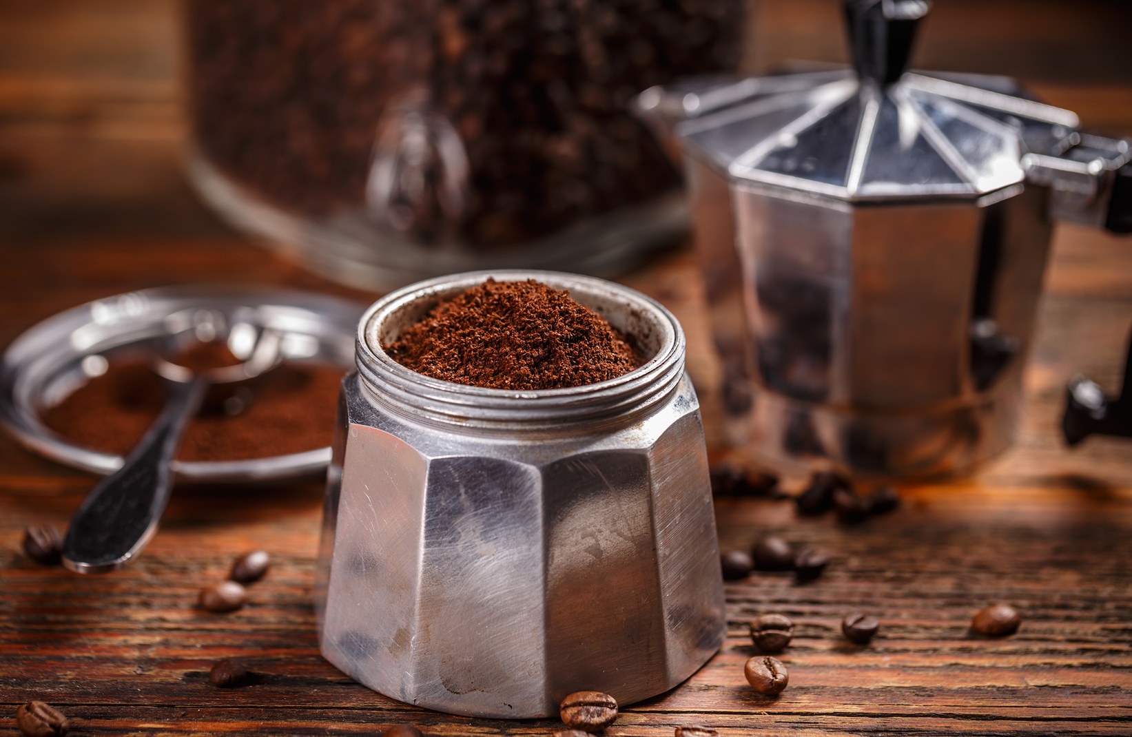 Gemahlener Kaffee im Filtereinsatz einer Mokkakanne
