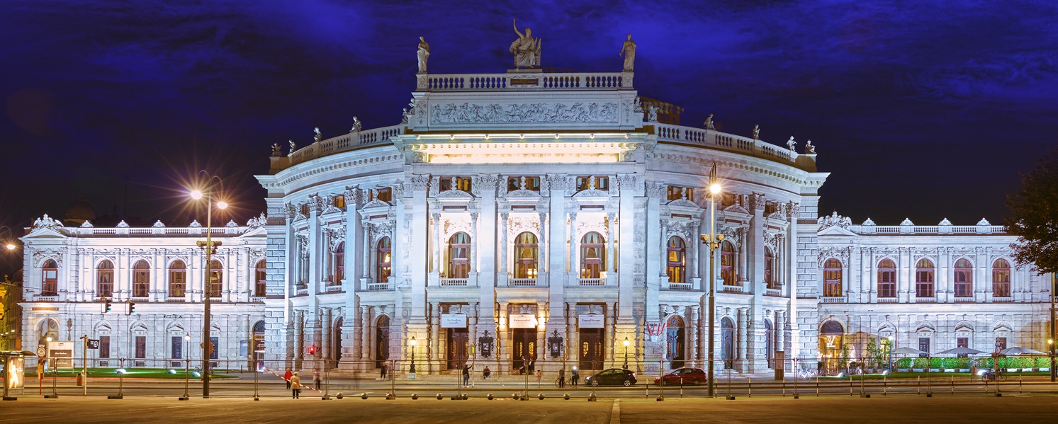 Wiener Kaffee – Burgtheater bei Nacht Beleuchtetes Burgtheater in Wien bei Nacht